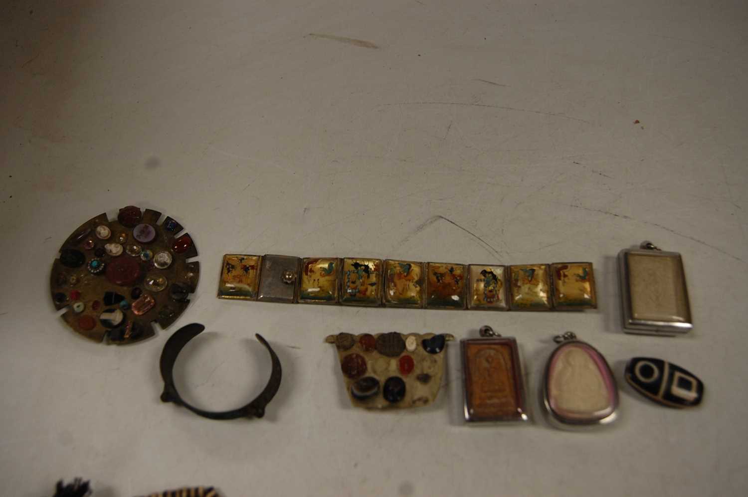 A leather clad jewellery box and contents, to include various beaded necklaces, loose beads - Bild 15 aus 18