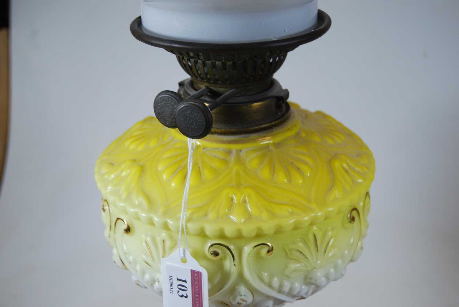 A late Victorian oil lamp, having an associated opalescent glass shade and yellow glass font, on a - Bild 3 aus 8
