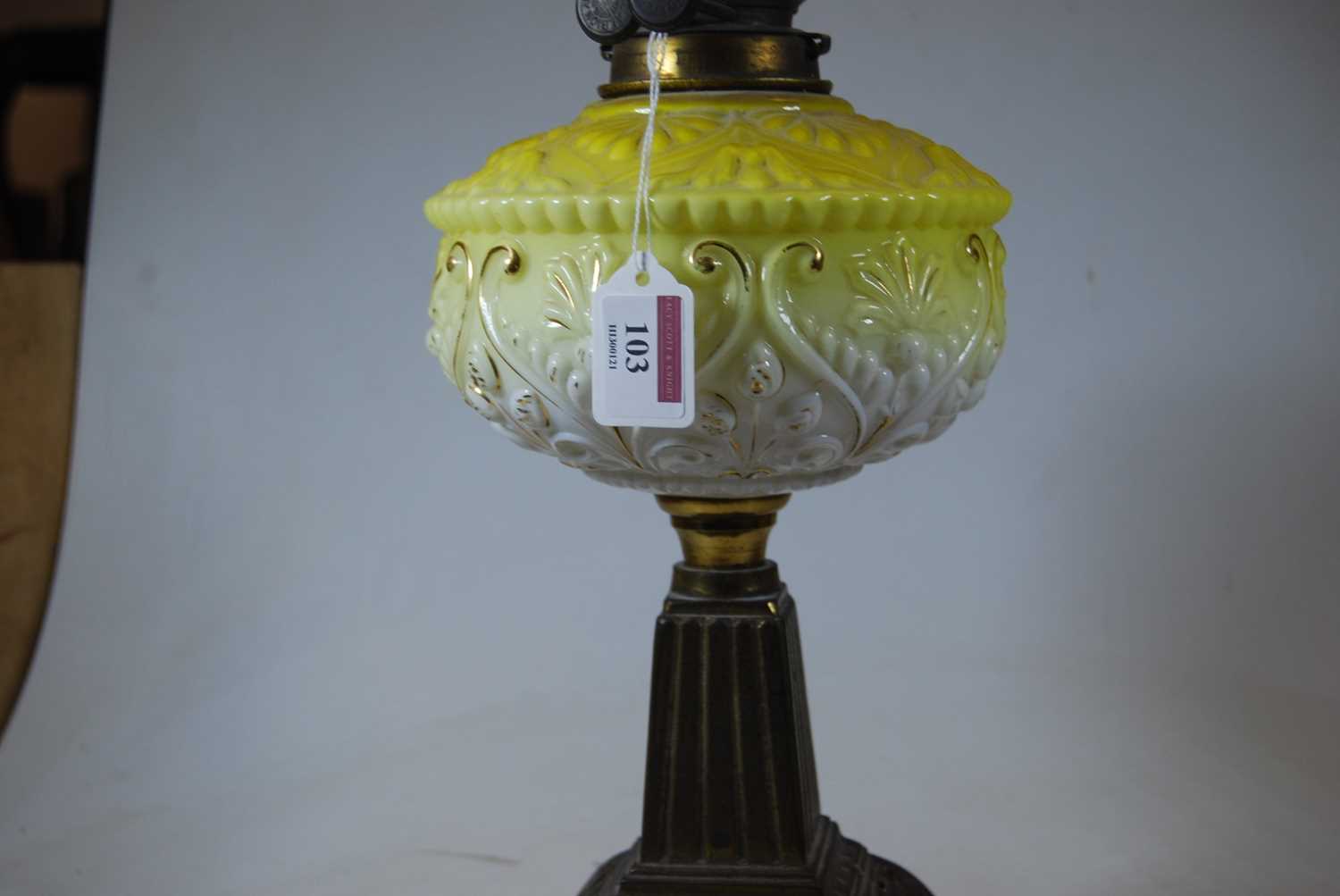 A late Victorian oil lamp, having an associated opalescent glass shade and yellow glass font, on a - Bild 4 aus 8