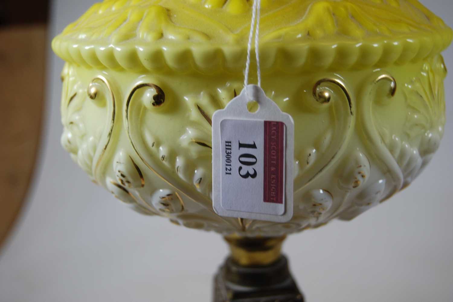 A late Victorian oil lamp, having an associated opalescent glass shade and yellow glass font, on a - Bild 8 aus 8