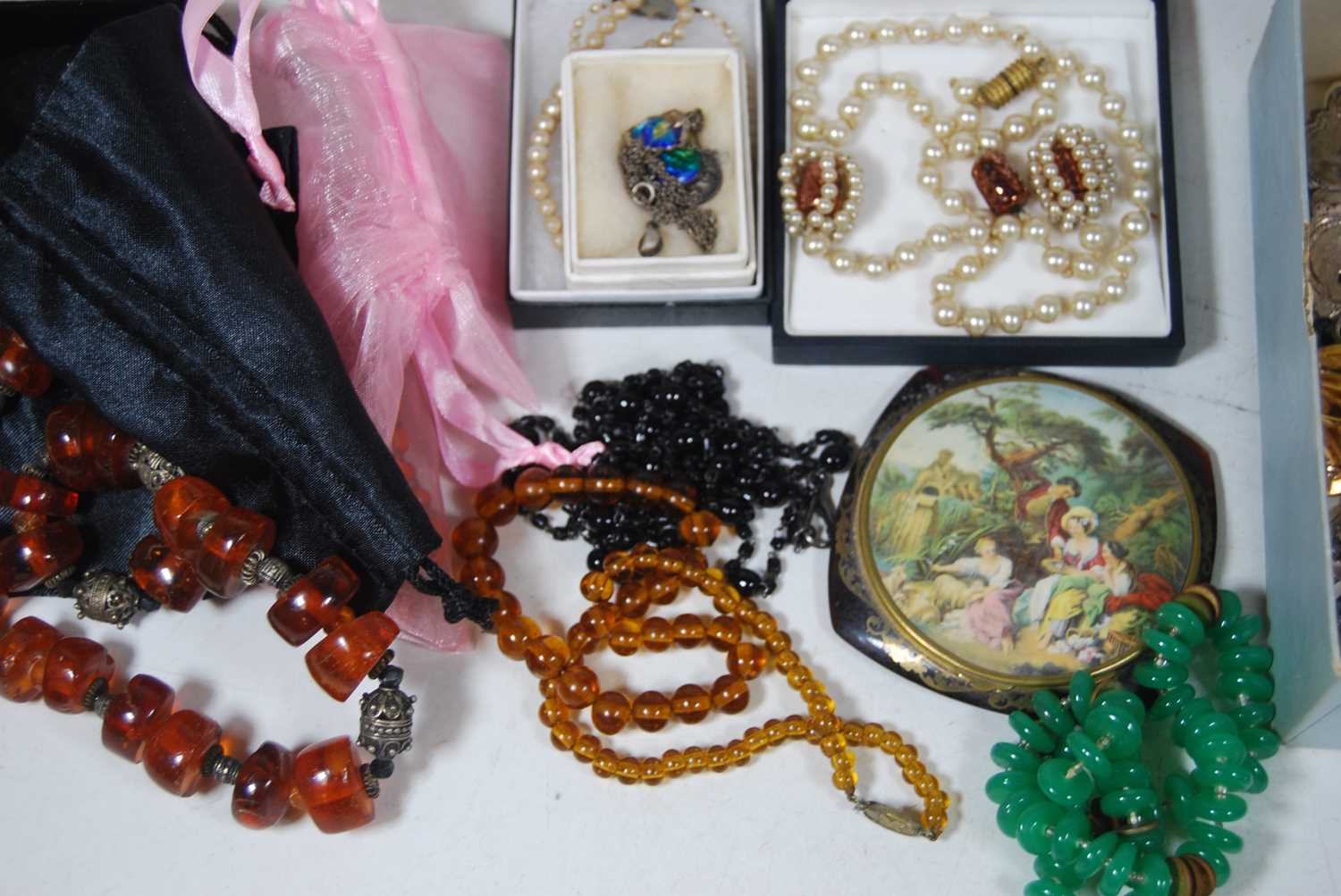 A collection of miscellaneous costume jewellery, to include a freshwater pearl single string - Bild 4 aus 4