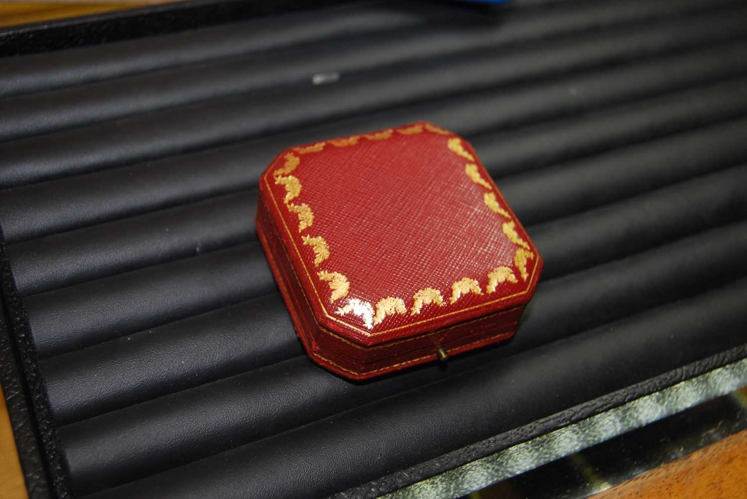 A small collection of empty leather jewellery boxes and pouches, to include Garrard's - Bild 7 aus 11