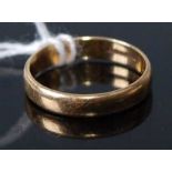 An 18ct gold wedding band, 3.1g