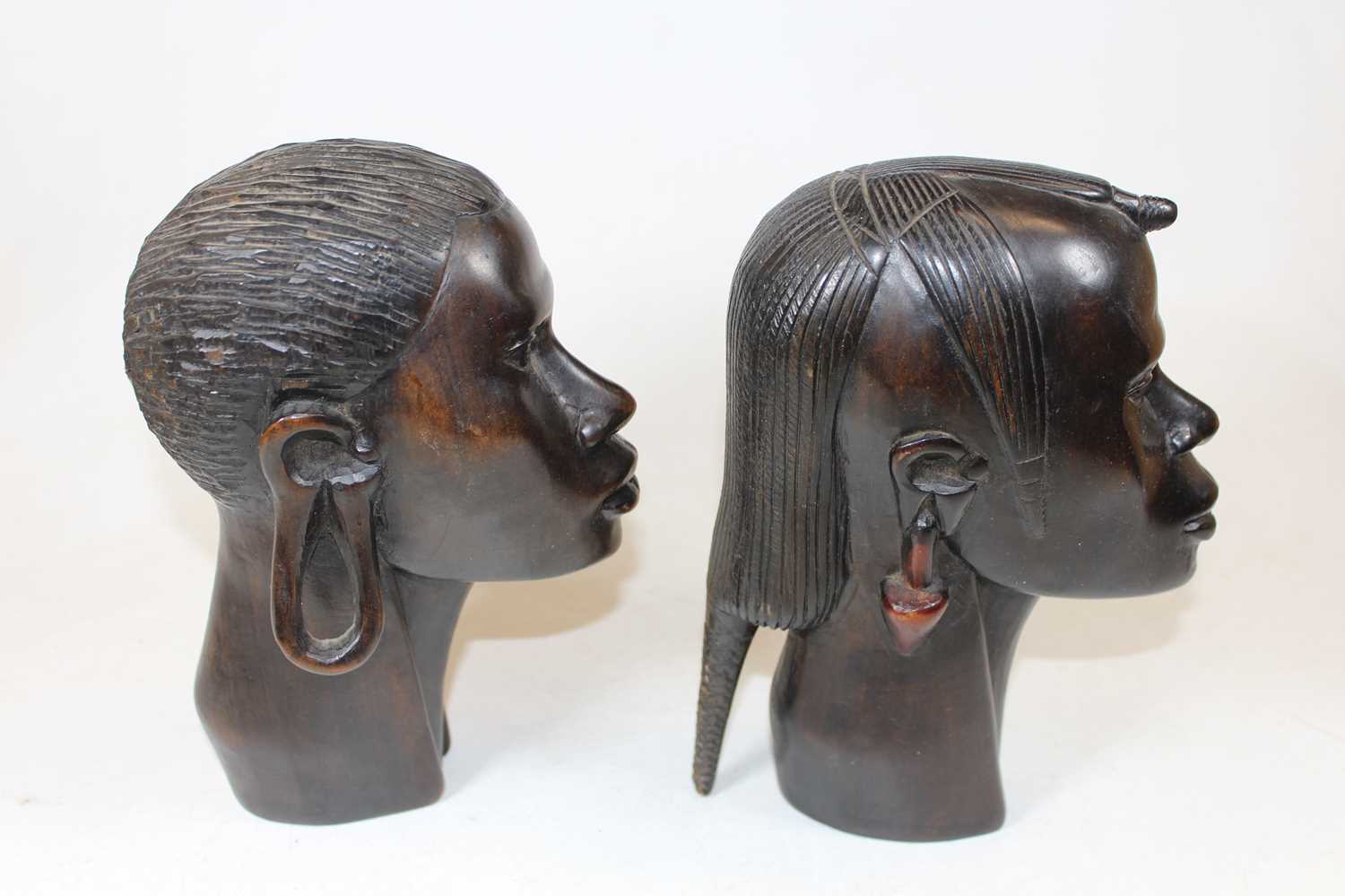 A pair of 20th century African carved hardwood portrait heads; together with a Chinese Imari palette - Image 2 of 5