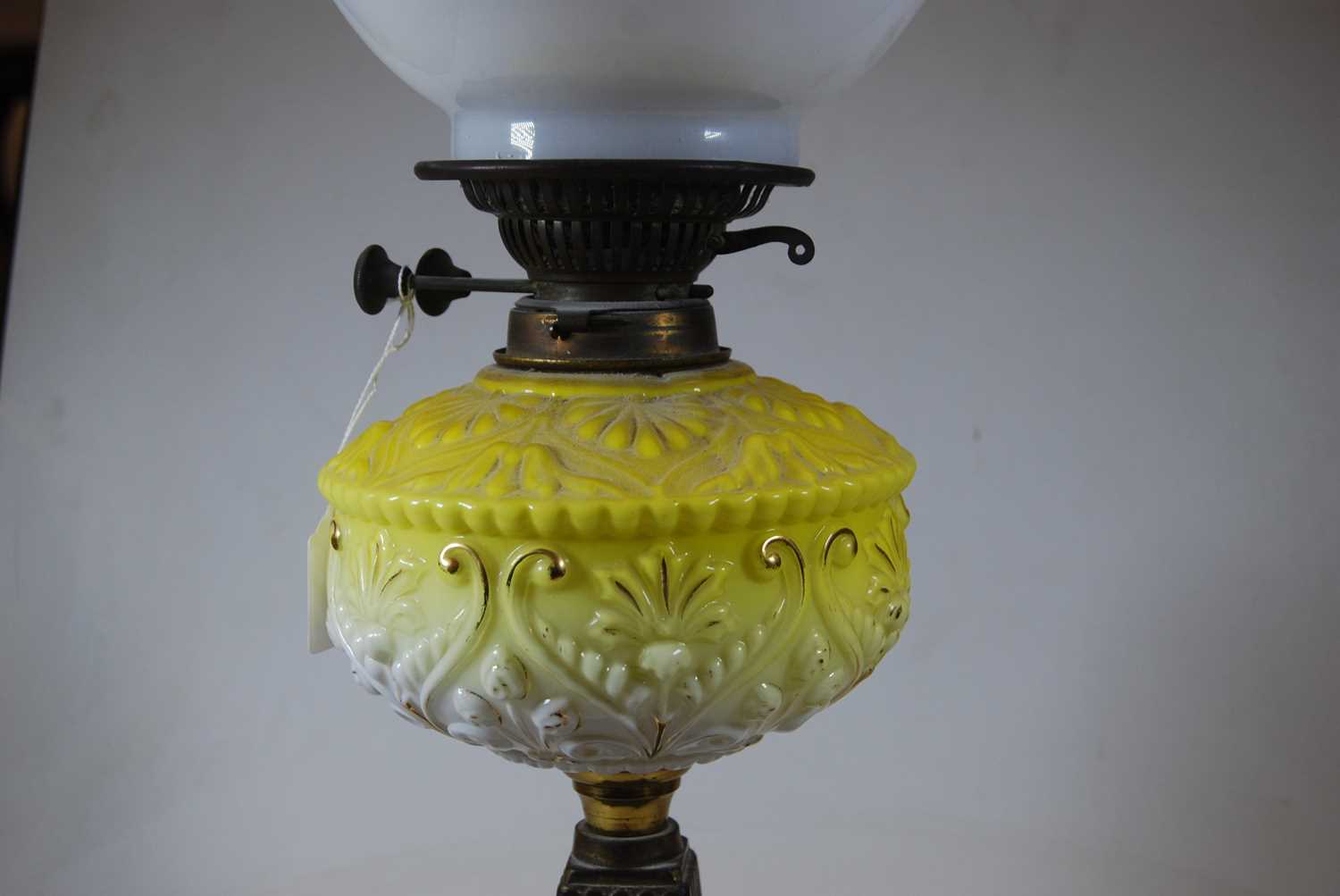A late Victorian oil lamp, having an associated opalescent glass shade and yellow glass font, on a - Bild 6 aus 8