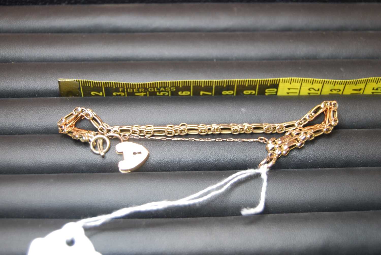 A 9ct gold gatelink bracelet, with heart shaped padlock clasp and safety chain, 12g - Bild 3 aus 3