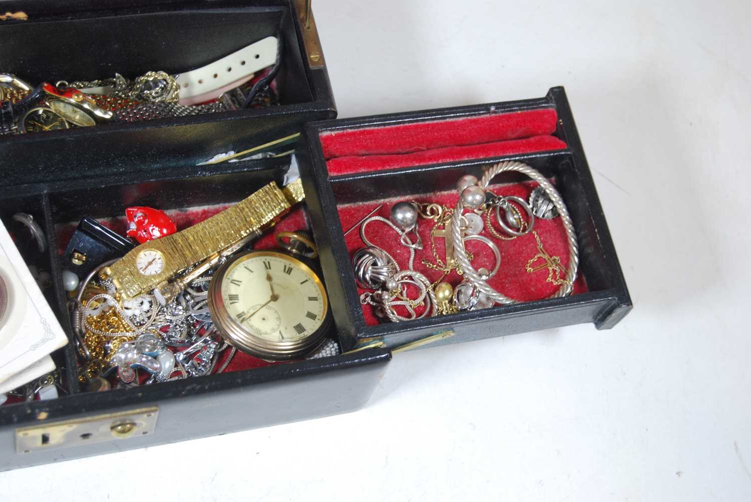 A leather clad jewellery box and contents, to include a lady's white metal ropetwist torque - Bild 4 aus 4