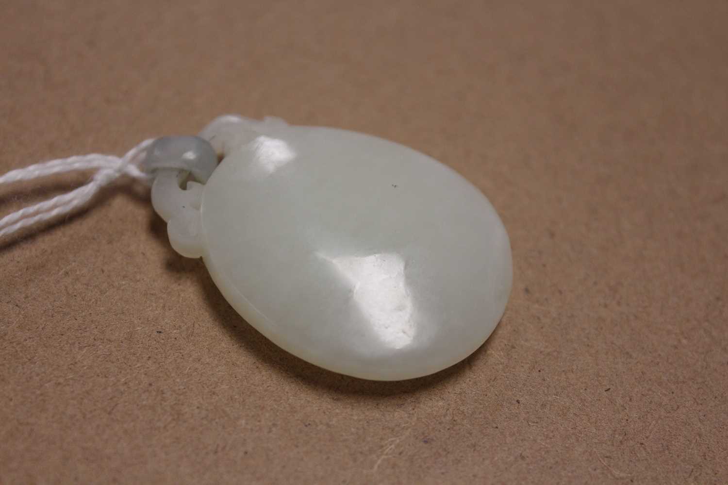 A Chinese pale celadon jade pendant, 41mm (excluding bale), 17.4g - Bild 4 aus 16