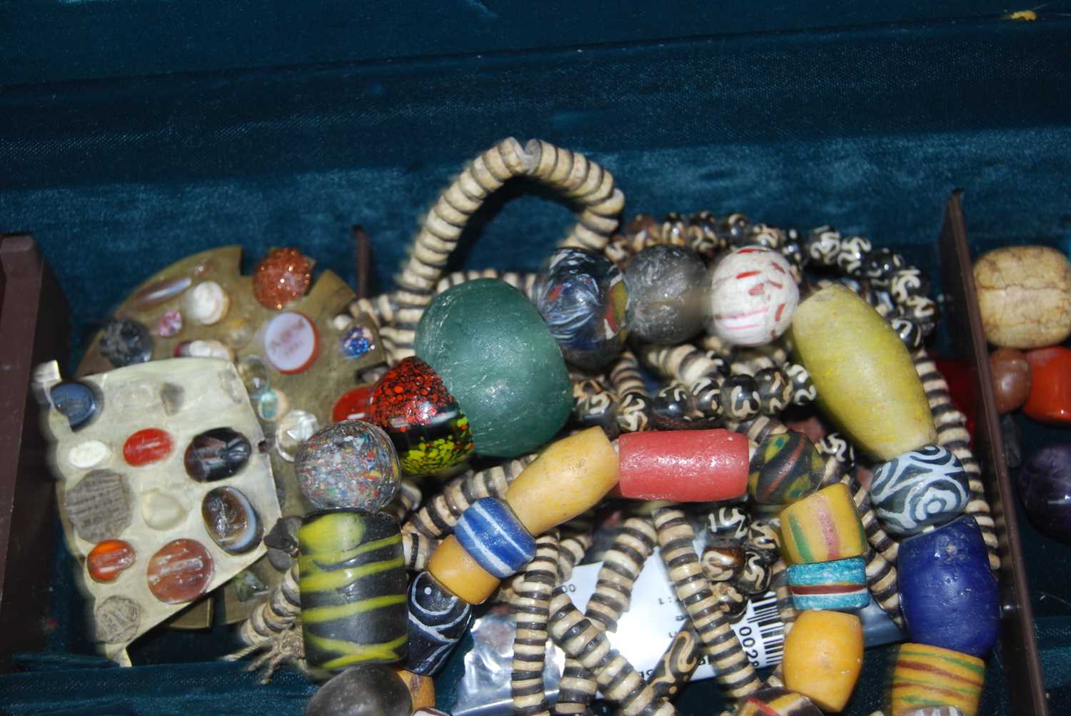 A leather clad jewellery box and contents, to include various beaded necklaces, loose beads - Bild 2 aus 18