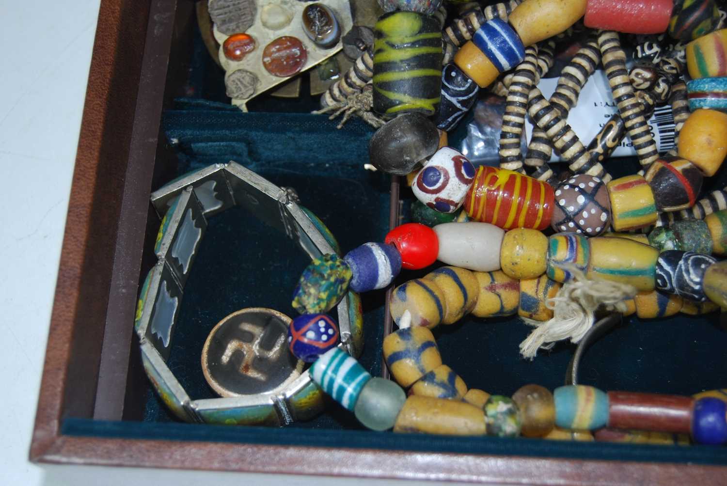 A leather clad jewellery box and contents, to include various beaded necklaces, loose beads - Bild 4 aus 18