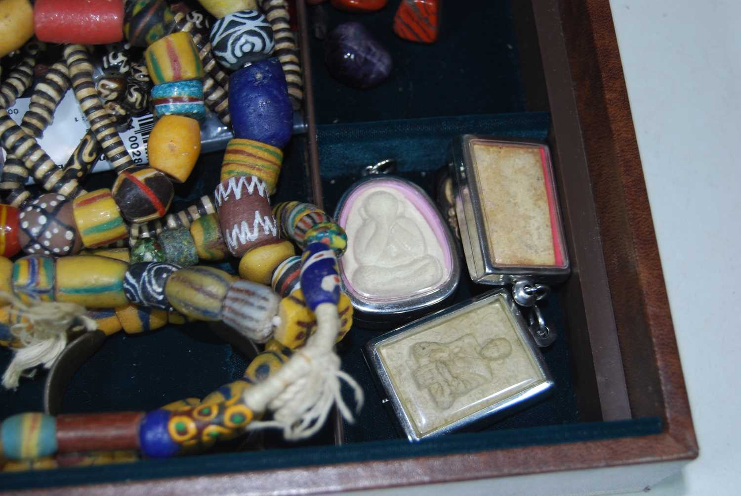 A leather clad jewellery box and contents, to include various beaded necklaces, loose beads - Bild 3 aus 18