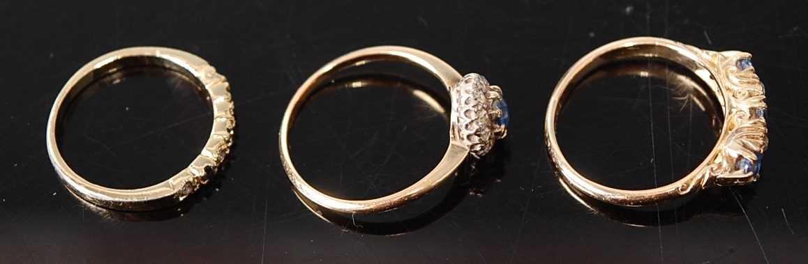 Three rings, comprising a yellow metal, sapphire and diamond five-stone half hoop eternity ring, - Bild 2 aus 2