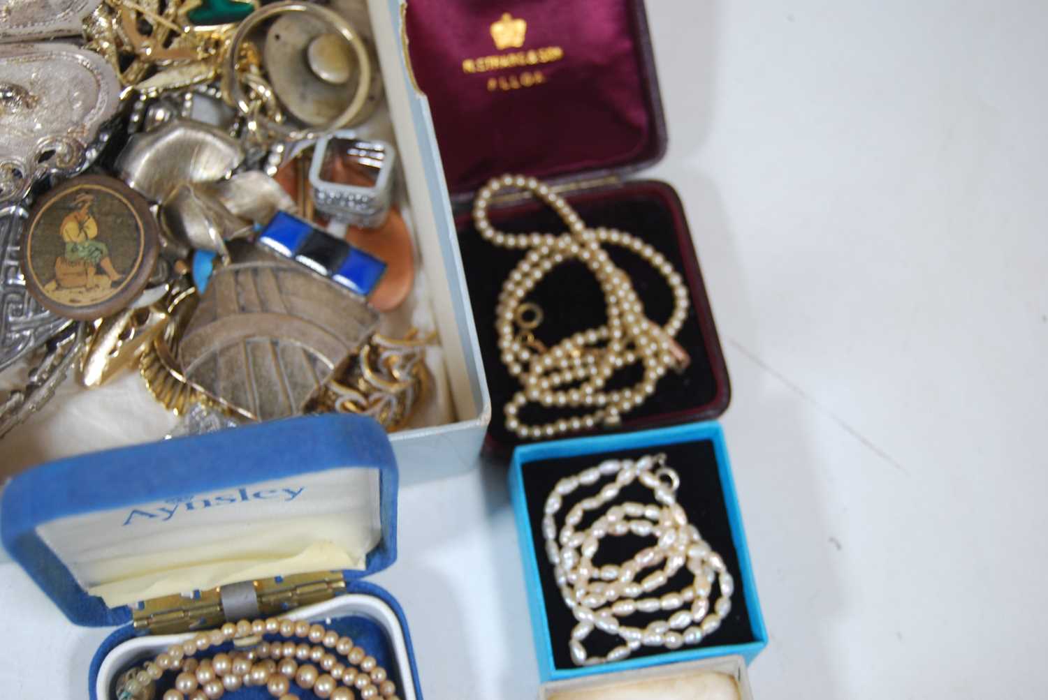 A collection of miscellaneous costume jewellery, to include a freshwater pearl single string - Bild 3 aus 4