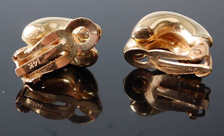 A pair of modern yellow metal ear clips, each stamped 14k and test as similar, 4.3g, length - Bild 3 aus 3
