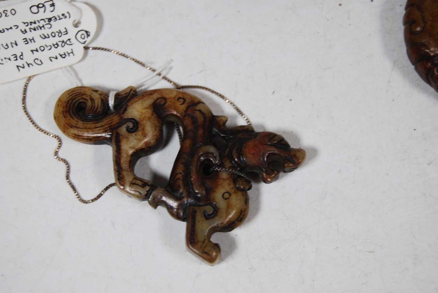 A Chinese He Nan polished hardstone pendant, in the form of a dragon, on a silver finelink chain; - Bild 3 aus 5
