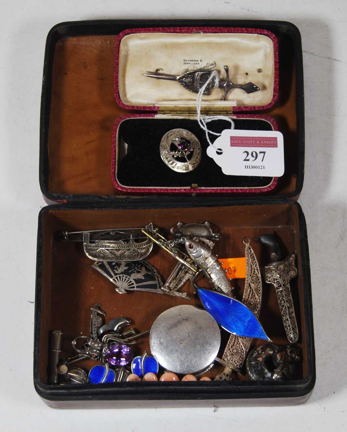 Asmall collection of miscellaneous jewellery, to include sterling silver brooch in the form of a