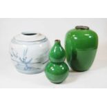 A Chinese export green crackle glazed vase, of double gourd form, 15cm high, together with a