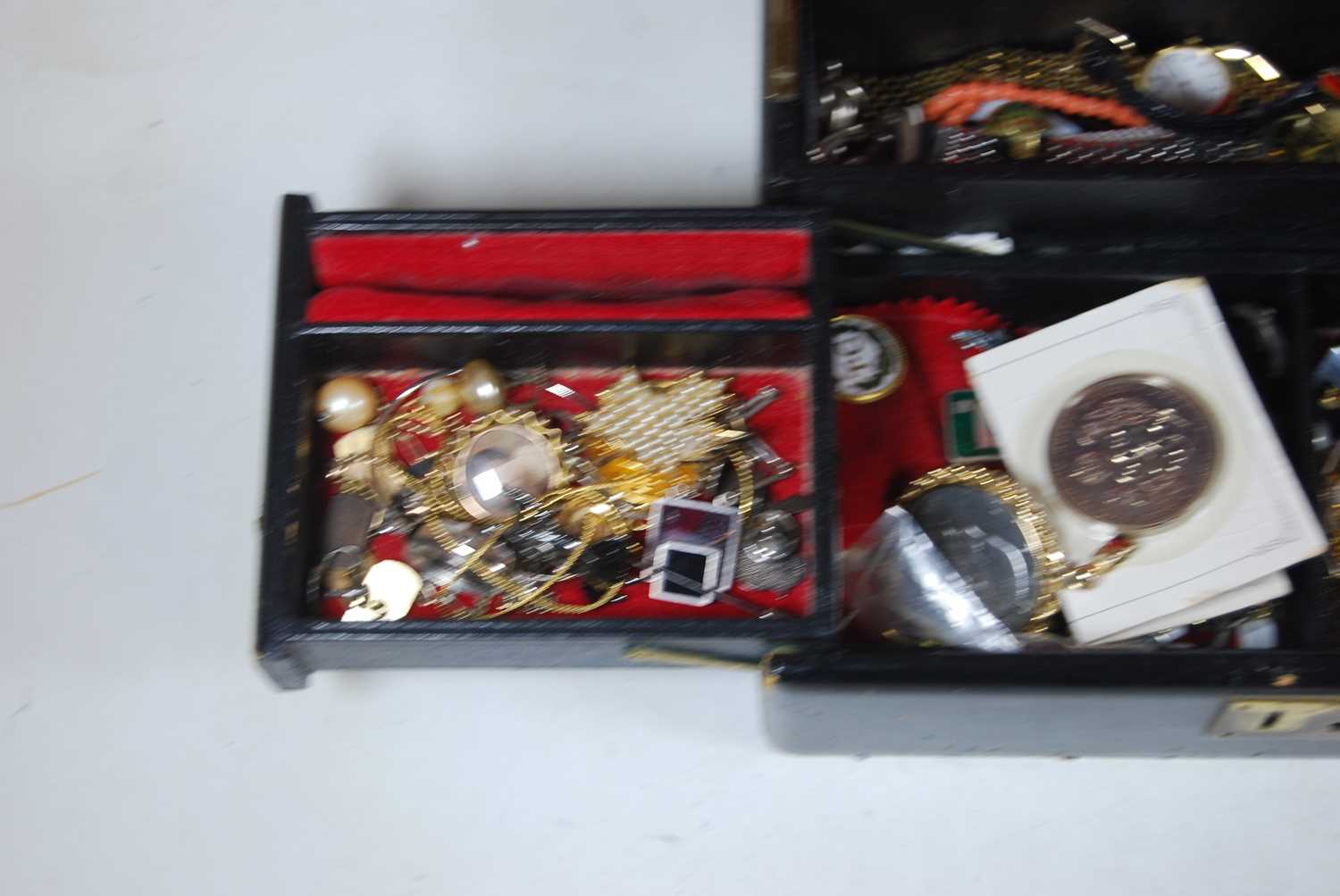 A leather clad jewellery box and contents, to include a lady's white metal ropetwist torque - Bild 2 aus 4
