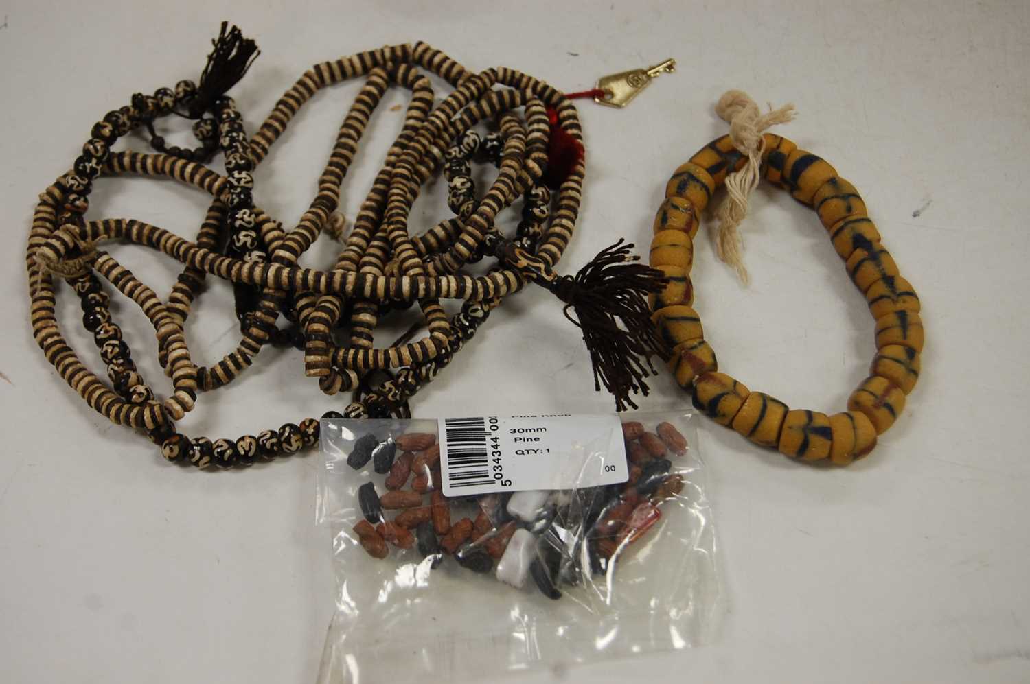 A leather clad jewellery box and contents, to include various beaded necklaces, loose beads - Bild 14 aus 18