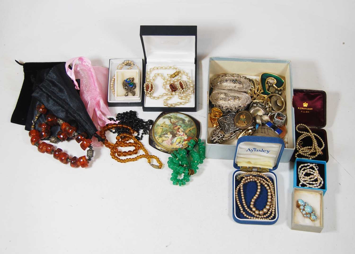A collection of miscellaneous costume jewellery, to include a freshwater pearl single string
