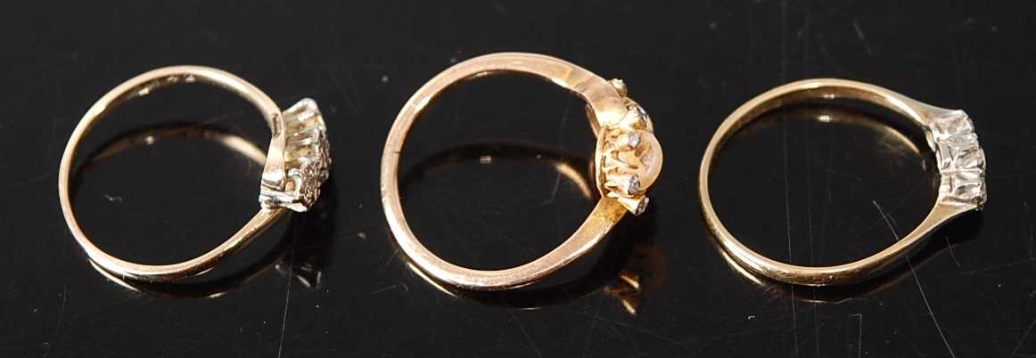 Three rings, comprising a yellow and white metal diamond three-stone ring, having three round - Bild 2 aus 2