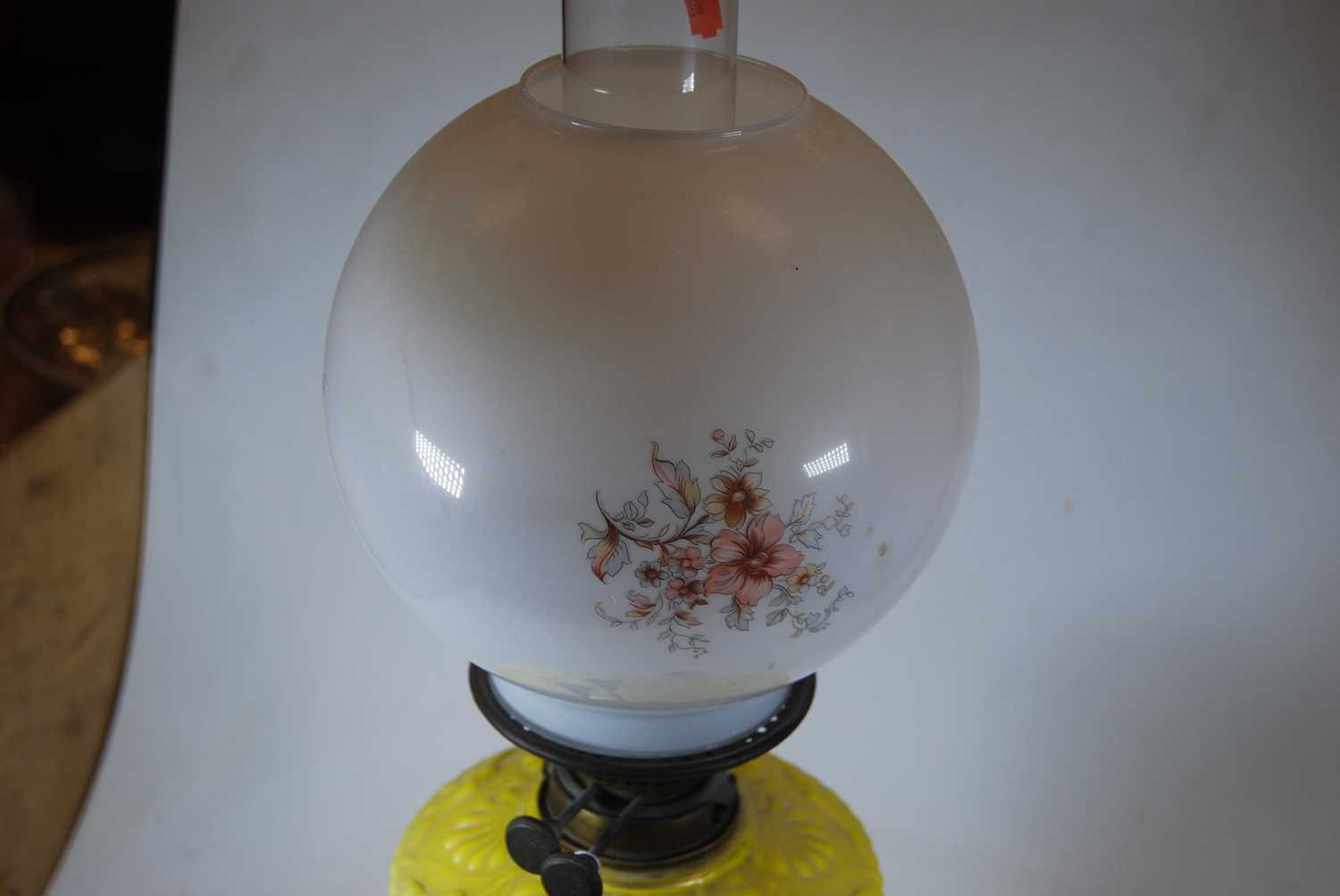 A late Victorian oil lamp, having an associated opalescent glass shade and yellow glass font, on a - Bild 2 aus 8