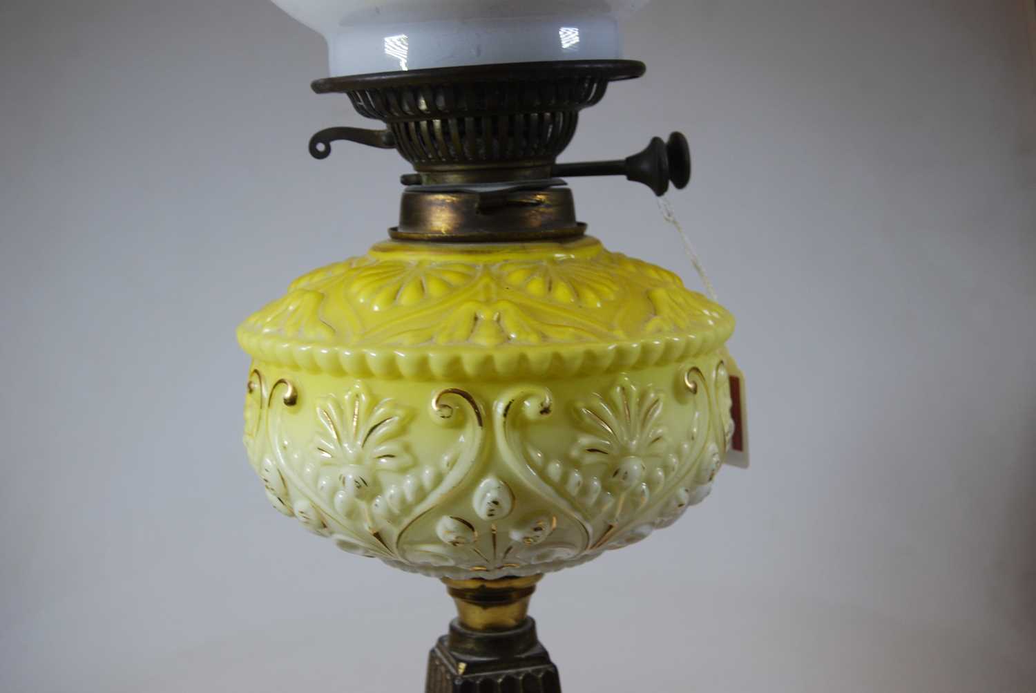 A late Victorian oil lamp, having an associated opalescent glass shade and yellow glass font, on a - Bild 7 aus 8