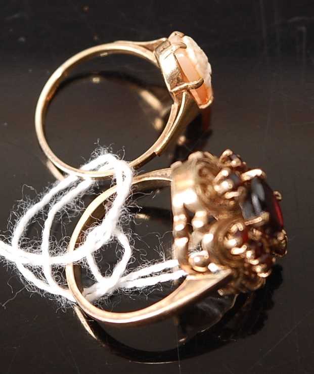 Two rings, comprising a 9ct yellow gold and garnet cannetille cluster ring, having a centre oval and - Bild 2 aus 2