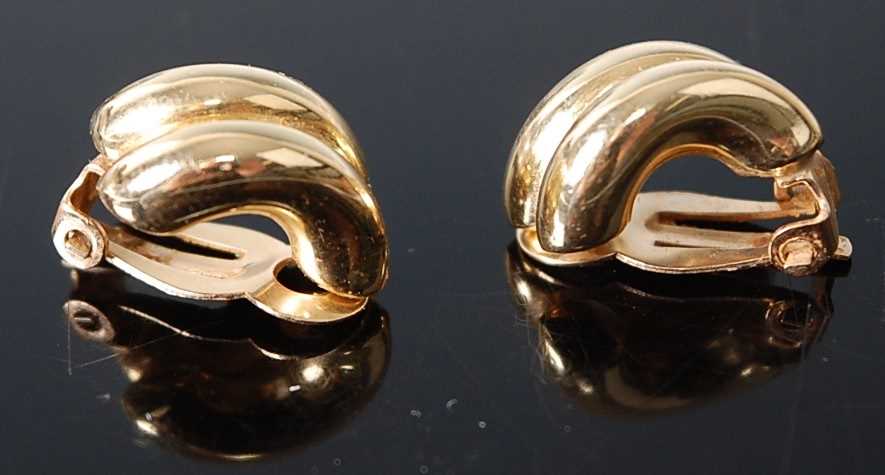 A pair of modern yellow metal ear clips, each stamped 14k and test as similar, 4.3g, length - Bild 2 aus 3
