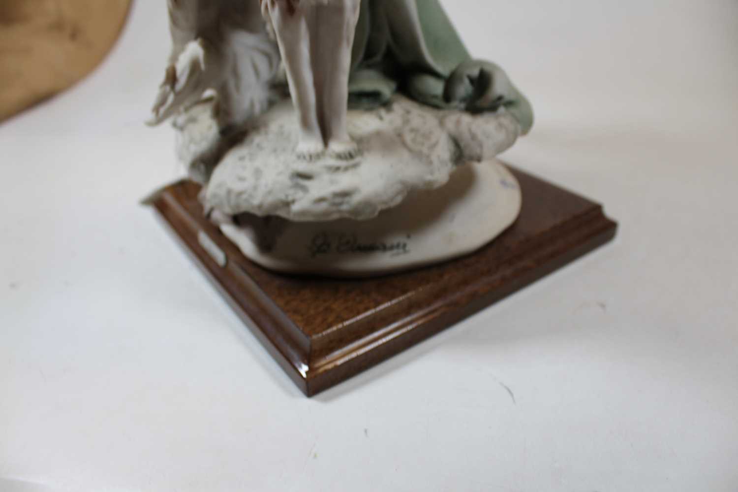 An Italian bisque figure of a Lady with two dogs by Giuseppe Armani, mounted on a moulded wooden - Image 6 of 8