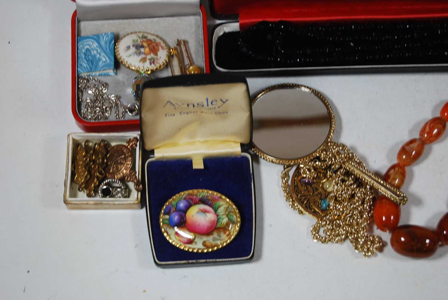 A collection of miscellaneous items. to include a boxed Halcyon Days enamelled pill box, an - Bild 2 aus 4