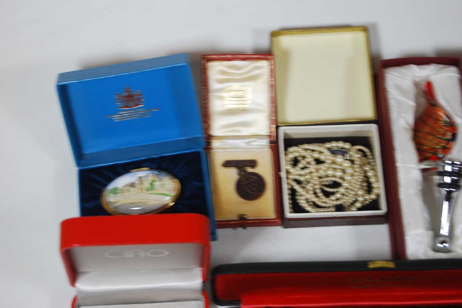 A collection of miscellaneous items. to include a boxed Halcyon Days enamelled pill box, an - Bild 3 aus 4