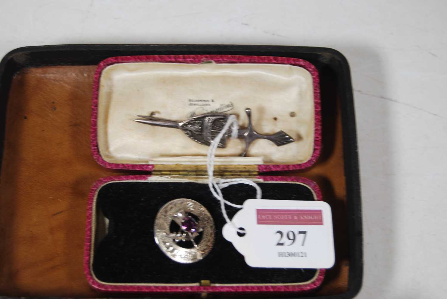 Asmall collection of miscellaneous jewellery, to include sterling silver brooch in the form of a - Bild 2 aus 4