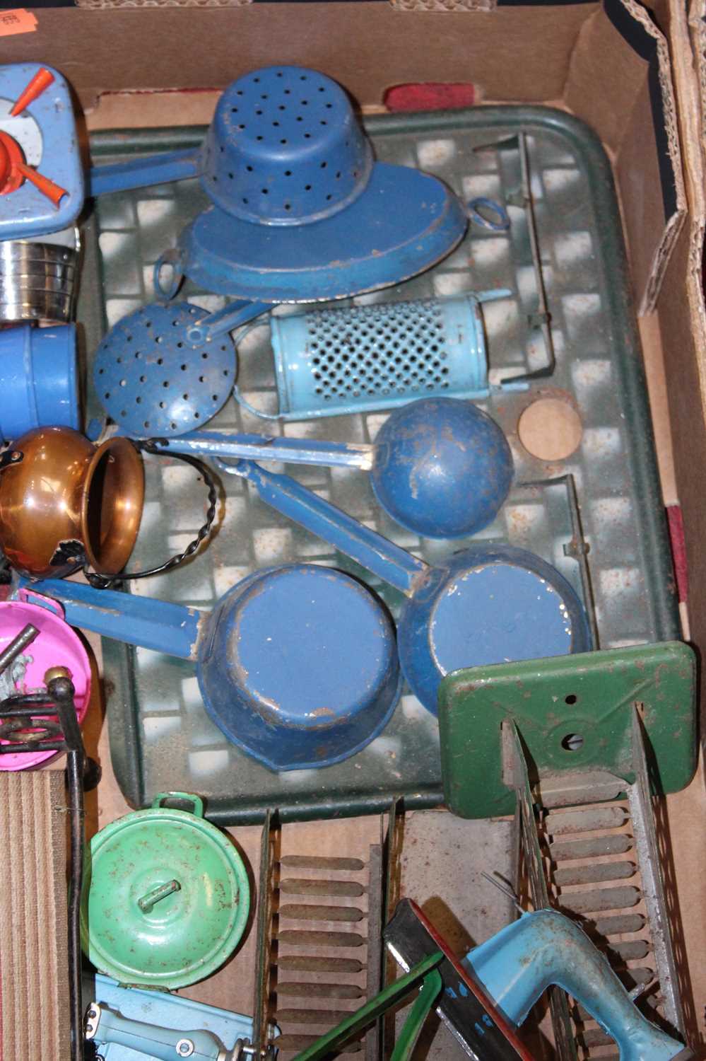 A box of miscellaneous mainly tin plate dolls house furniture and accessories to include the - Image 3 of 3