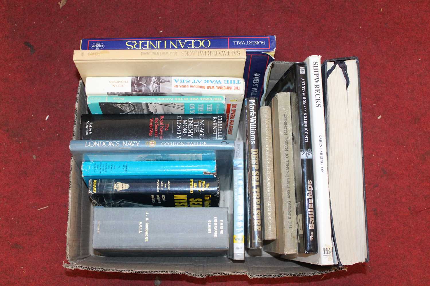 Four boxes of miscellaneous mainly naval related books, to include Conway's All the World's Fighting - Bild 4 aus 5