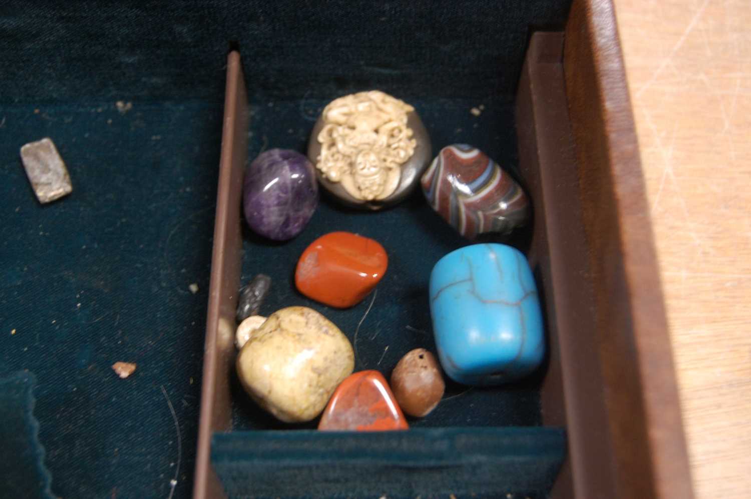 A leather clad jewellery box and contents, to include various beaded necklaces, loose beads - Bild 18 aus 18