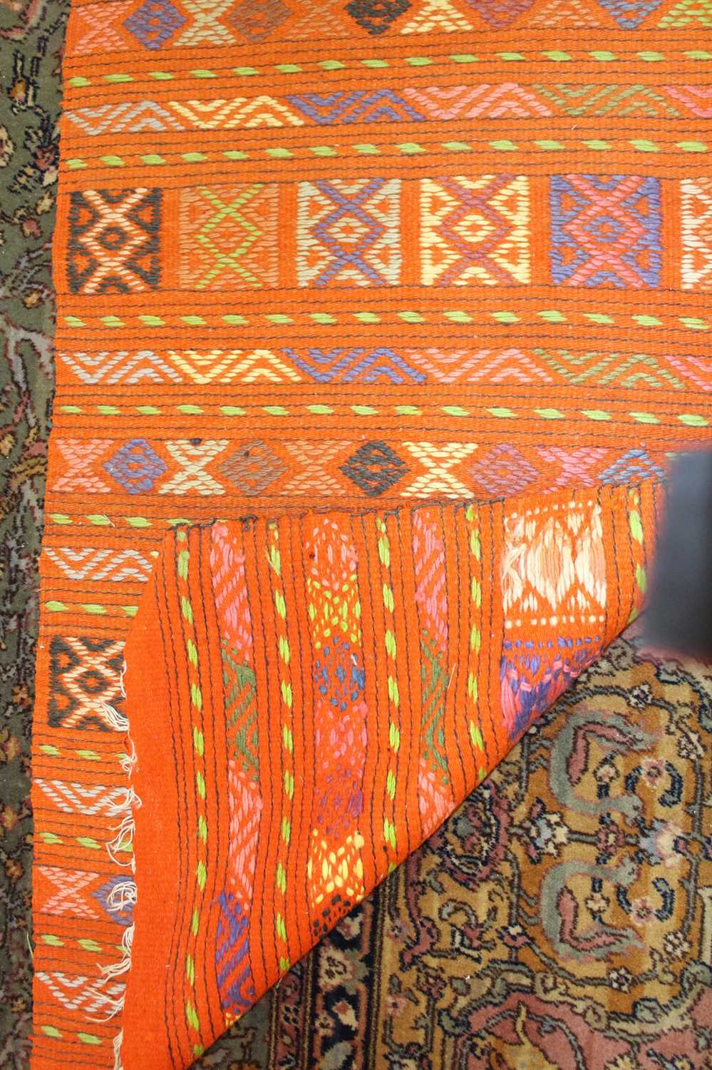 A Persian woollen Kilim rug, having an orange ground and banded decoration, 55 x 134cm - Bild 3 aus 3