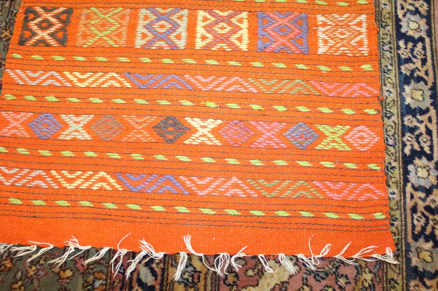 A Persian woollen Kilim rug, having an orange ground and banded decoration, 55 x 134cm - Bild 2 aus 3