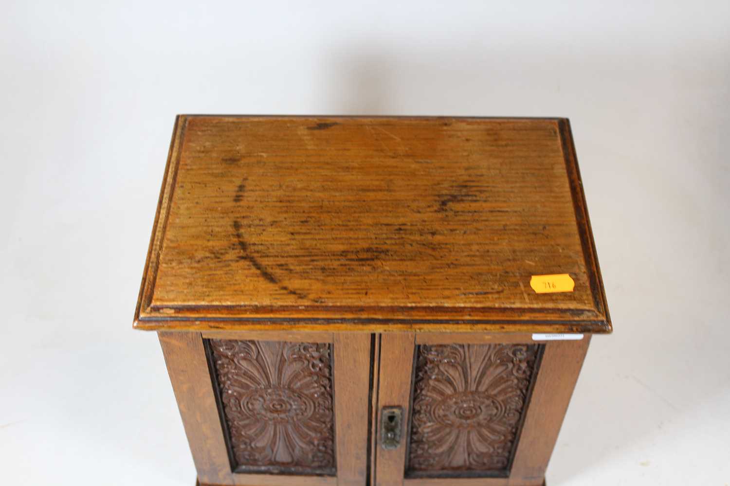 An Edwardian oak smokers cabinet, having a hinged lid above a pair of panelled doors, opening to - Image 3 of 6