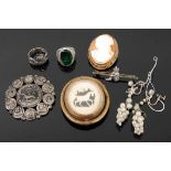 Mixed jewellery, to include a carved shell cameo brooch in pinchbeck mount, silver bar brooch,