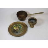 A collection of miscellaneous metalware to include brass trays, copper twin handled bowl, loose