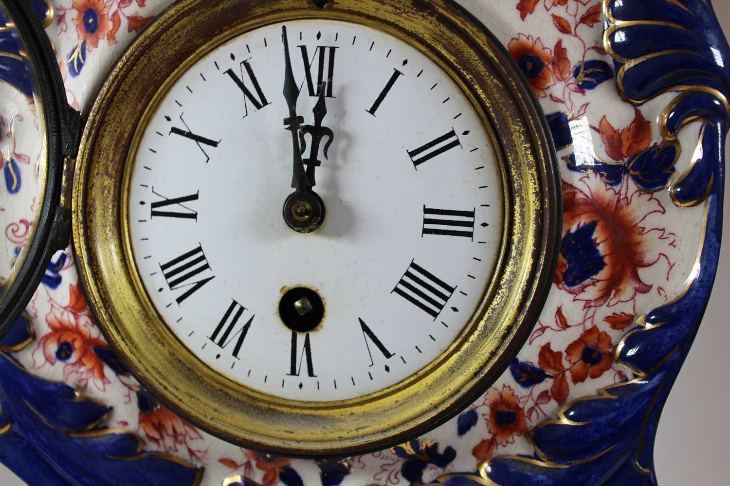 An early 20th century S Fielding & Co porcelain cased mantel clock, decorated in shades of cobalt - Image 4 of 9