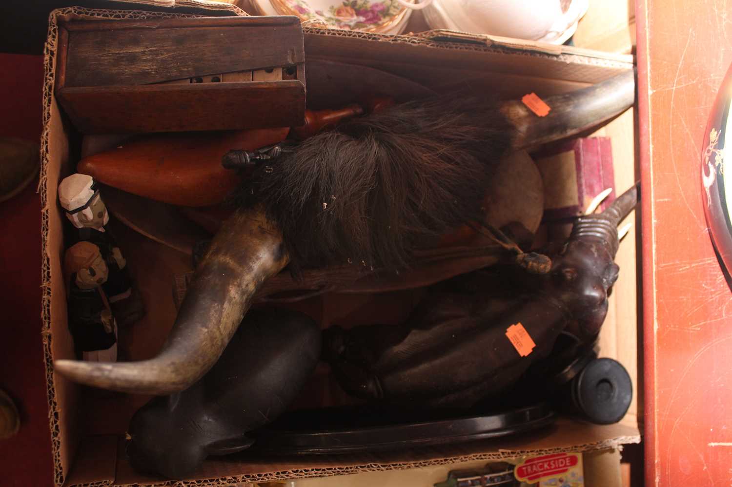 A box of miscellaneous items, to include cow horns, carved elephant figures, dominoes etc - Image 5 of 5