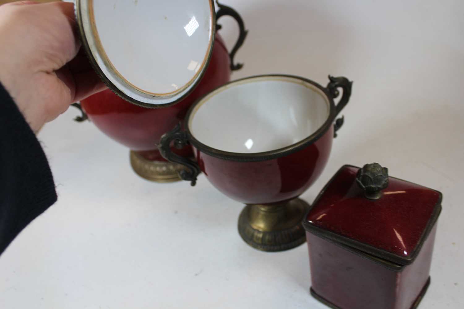 A reproduction ceramic jar and cover, of squat circular form, having acorn finial with twin gilt - Image 4 of 6