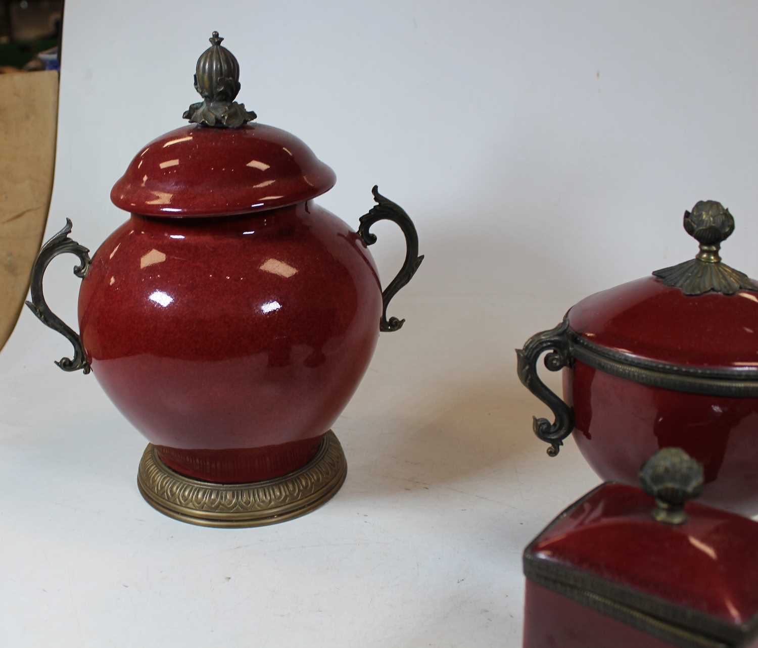 A reproduction ceramic jar and cover, of squat circular form, having acorn finial with twin gilt - Image 5 of 6