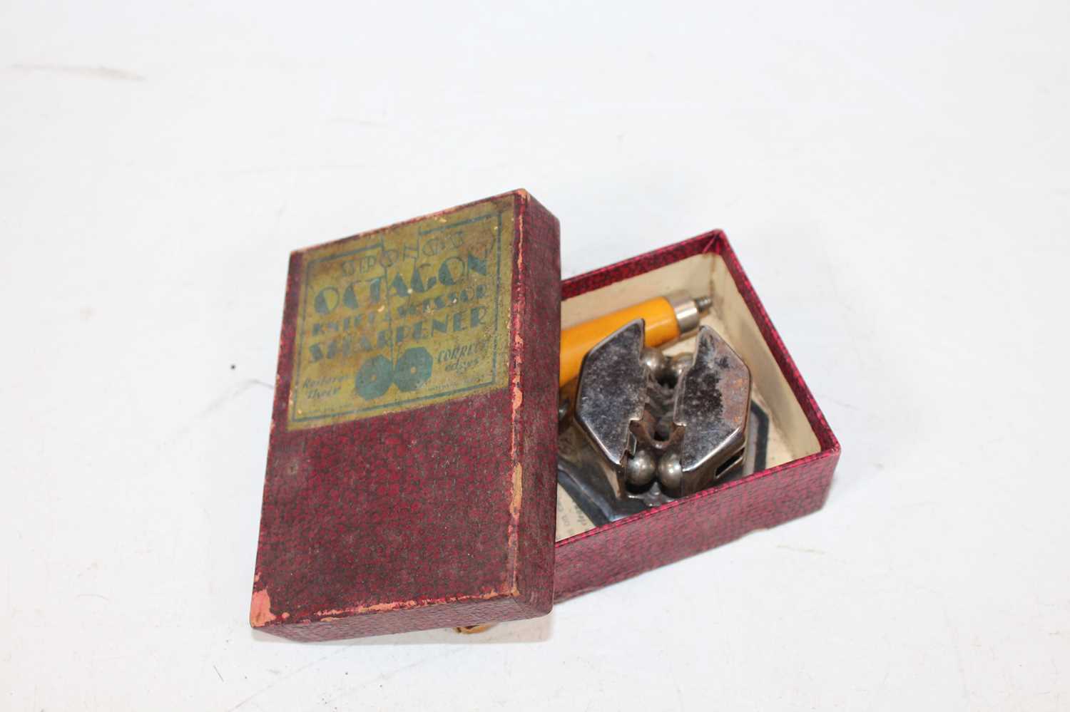 A box of miscellaneous items, to include cow horns, carved elephant figures, dominoes etc - Image 3 of 5