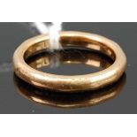 An 18ct gold wedding band, 6.7g, size R
