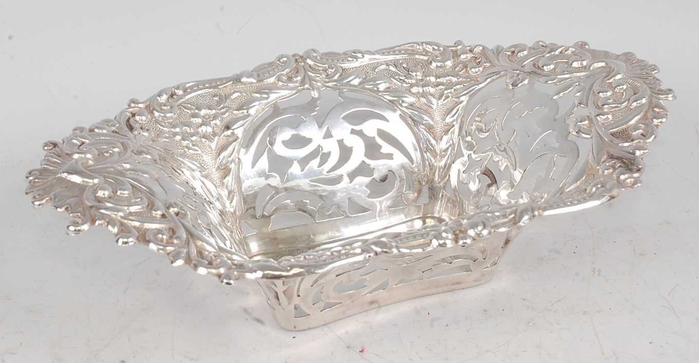 An Edwardian silver bonbon dish, having pierced leaf and flower embossed side panels, 7.4oz, maker