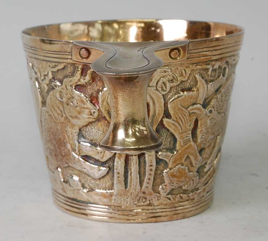 A silver gilt replica of the Vapheio Cup, with scroll and lug single handle, 10.2oz, maker - Image 4 of 6