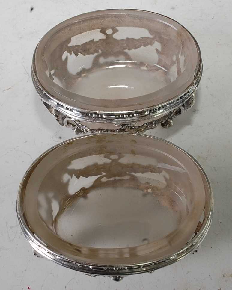 A pair of circa 1900 continental white metal table salts with frosted glass liners, each of - Image 2 of 3